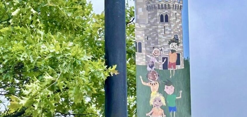 Banner installed on a lamp post