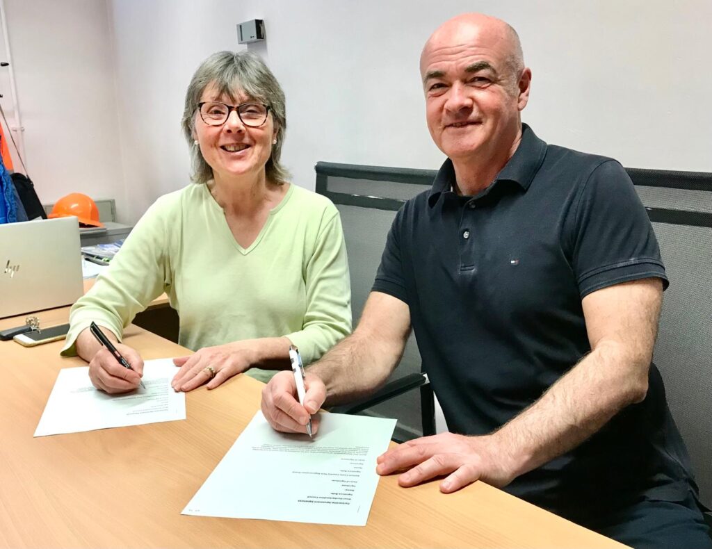 Sally-Page-signs-document-with-Ian-Bain-Greenspace