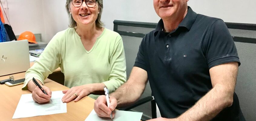 Sally-Page-signs-document-with-Ian-Bain-Greenspace